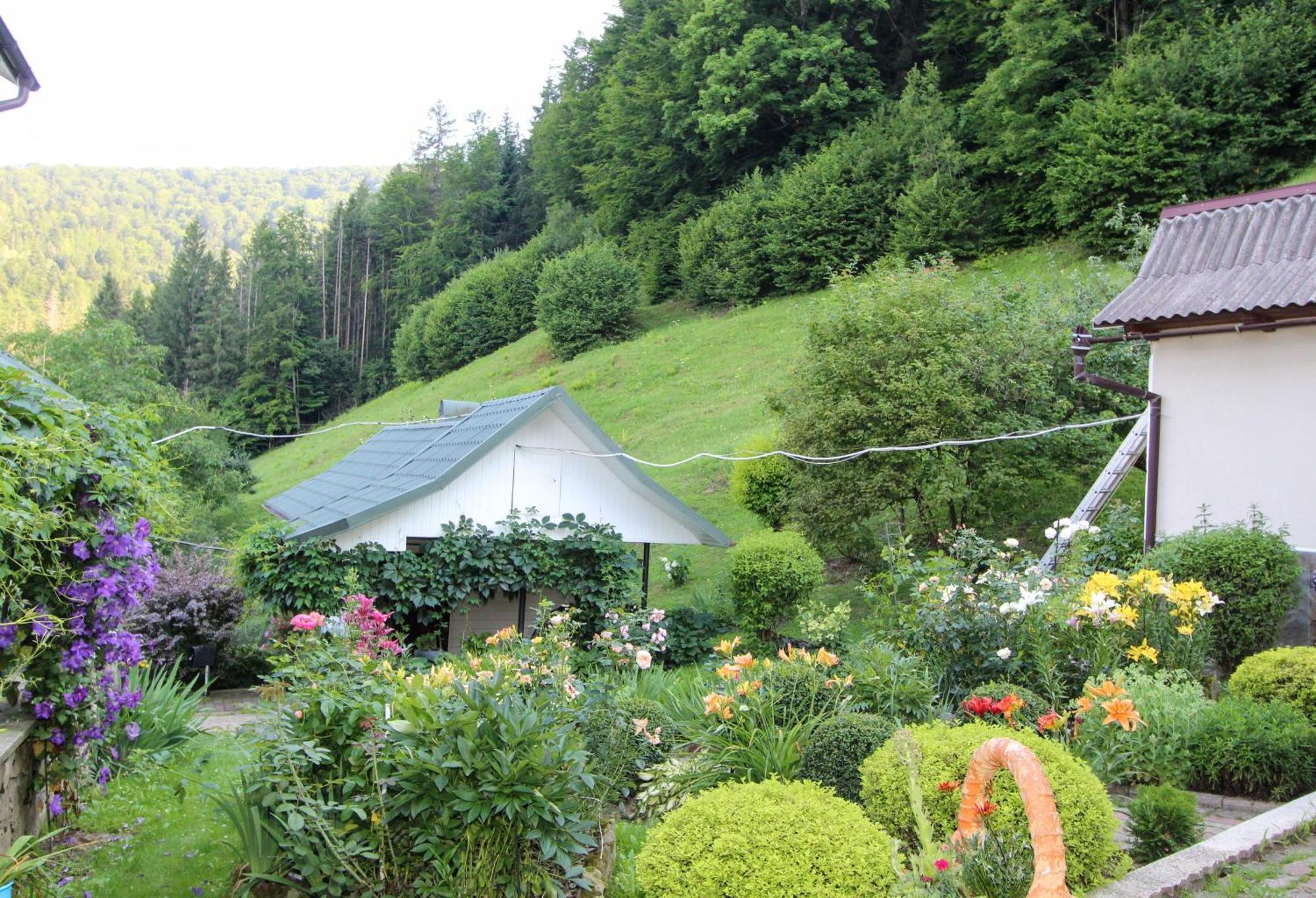 Котедж "Красний Краєвид" Yaremche Bagian luar foto